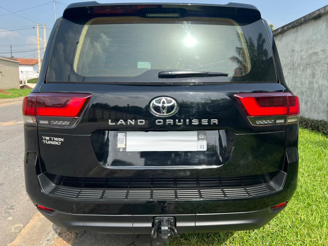 Toyota Landcruser V8 Année 2023 de 7 places – Image 2