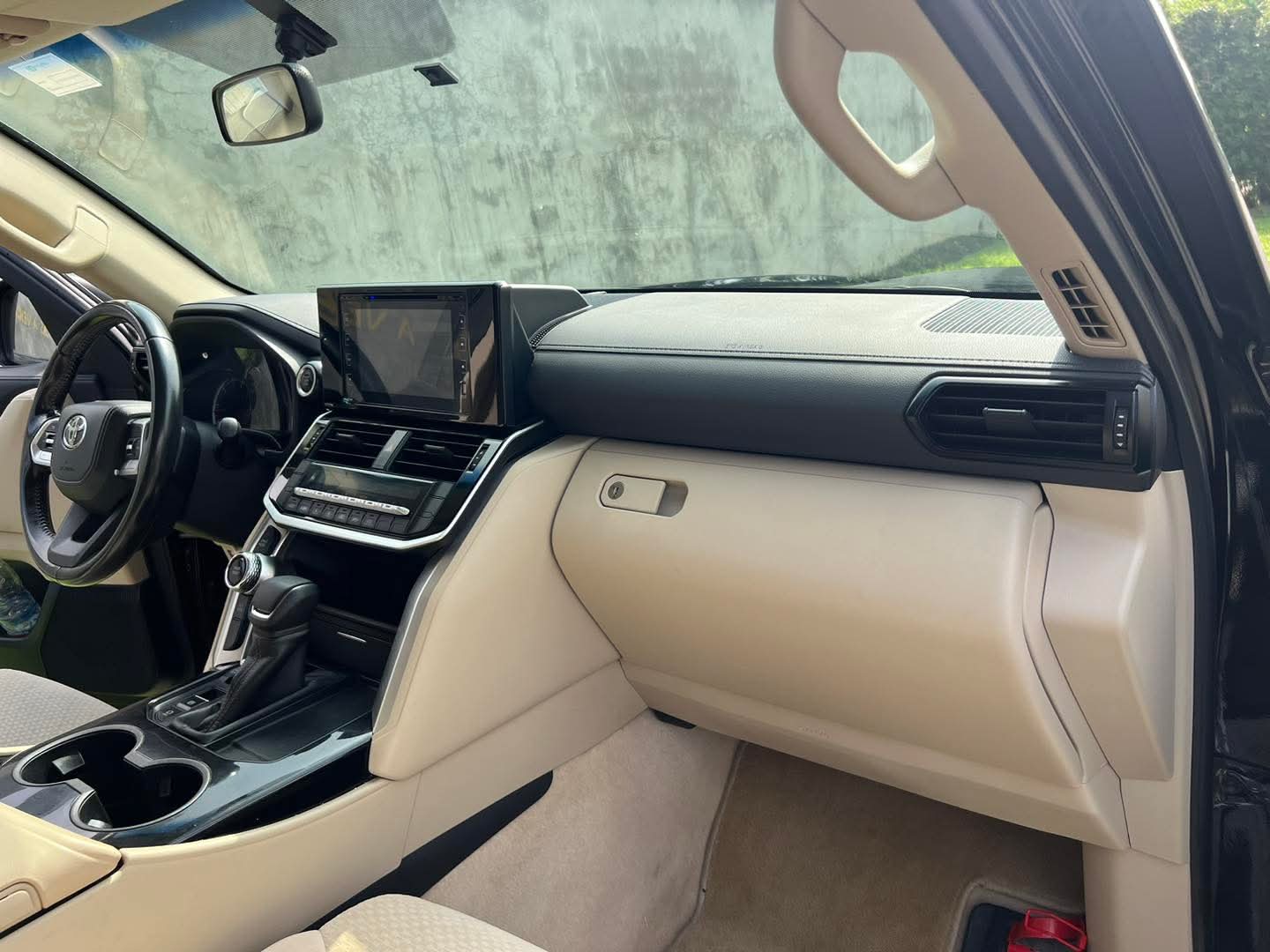 Toyota Landcruser V8 Année 2023 de 7 places – Image 9