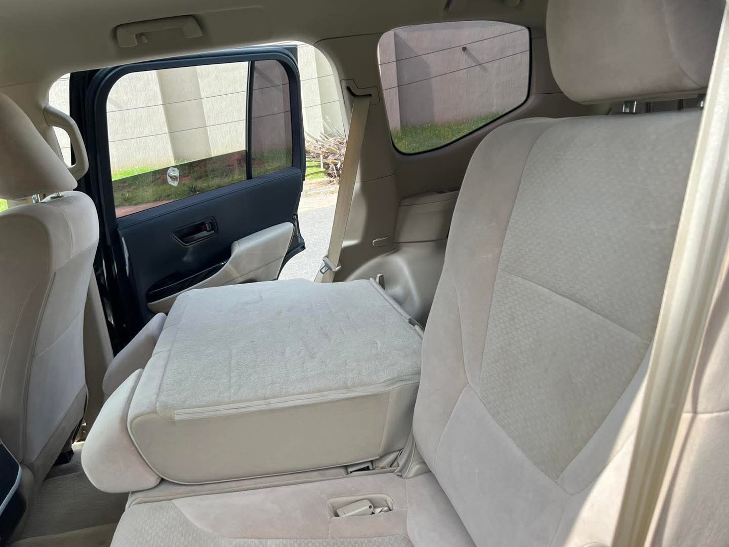 Toyota Landcruser V8 Année 2023 de 7 places – Image 6