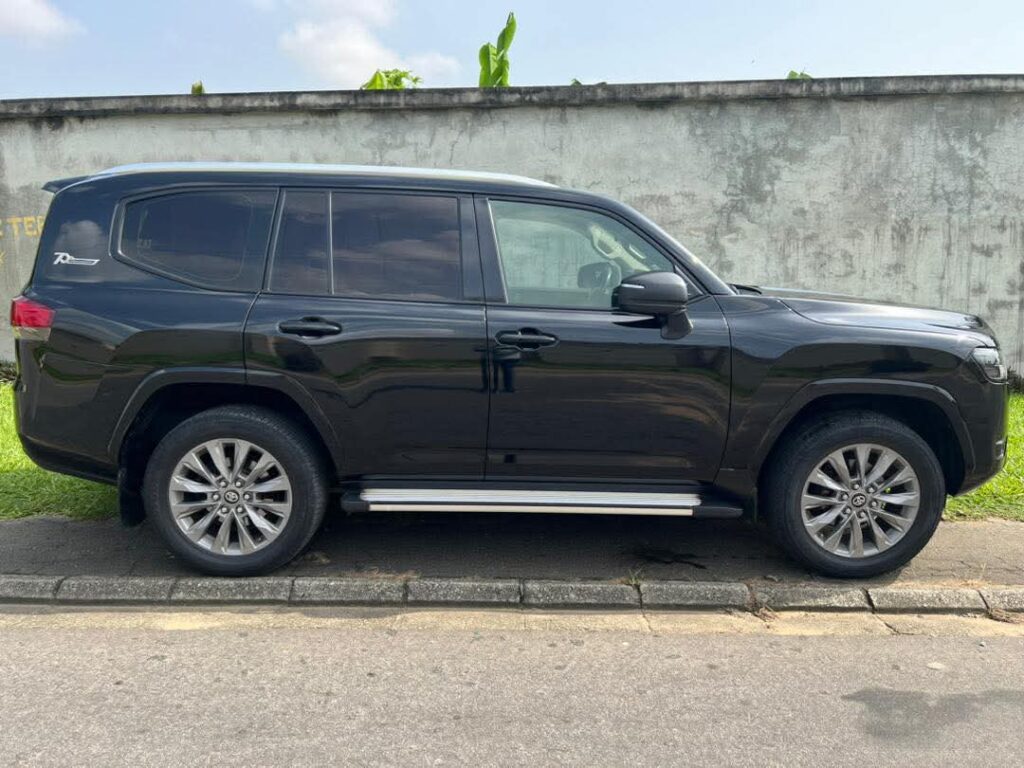 Toyota Landcruser V8 Année 2023 de 7 places